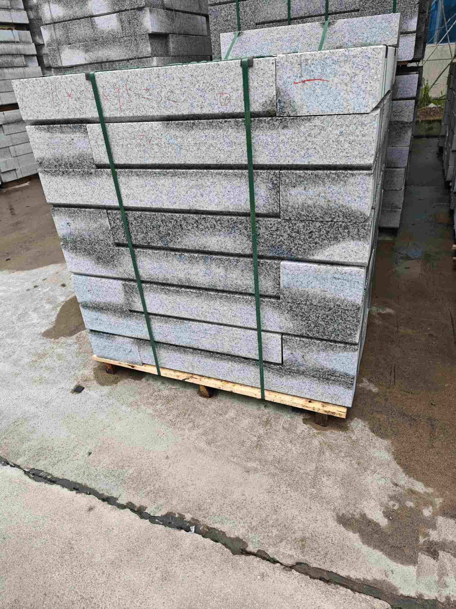 朝阳芙蓉白路牙石，马路牙子